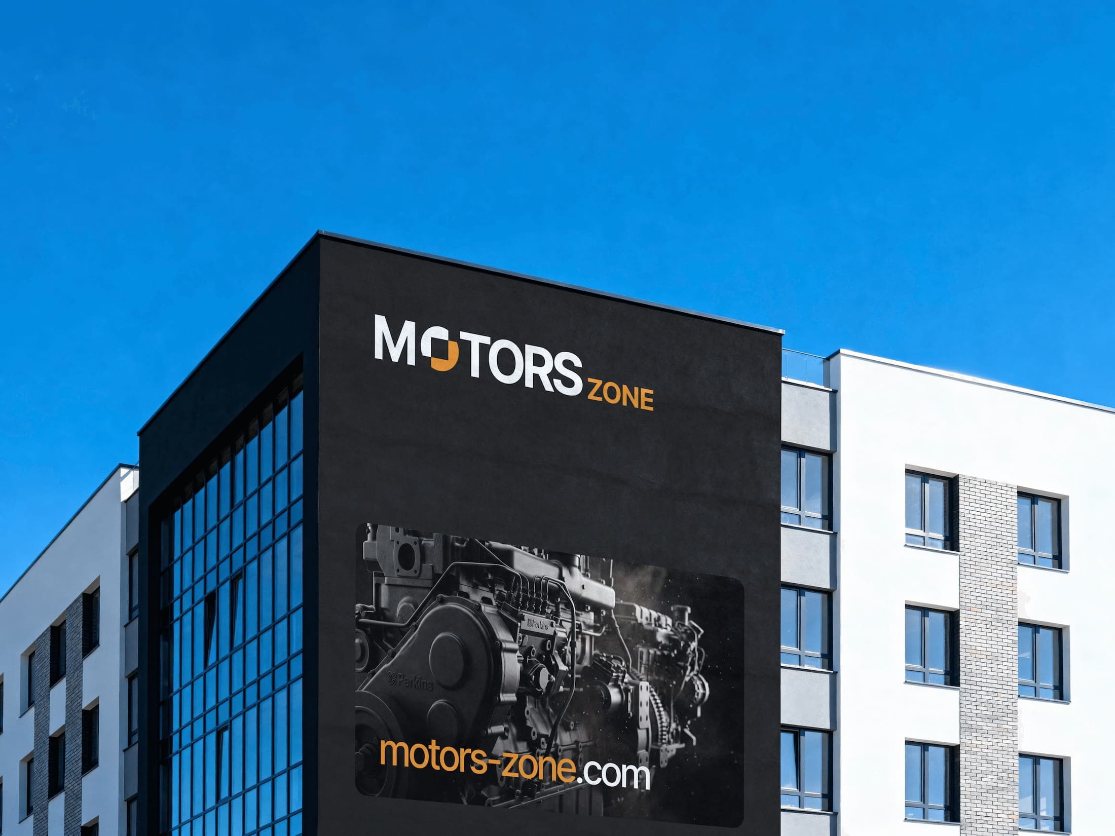 Panneau Motors Zone sur la façade d’un immeuble
