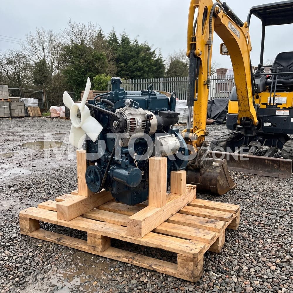 Moteur Kubota D1105 reçu par un client, sur un chantier, à côté d'une mini-pelle